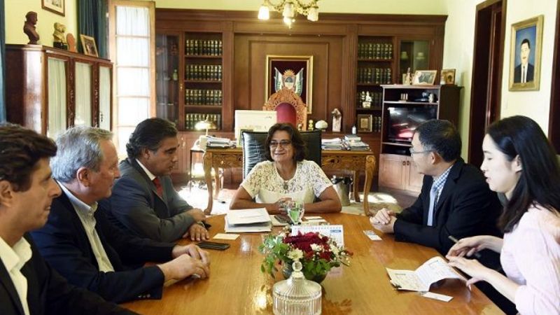 La Gobernadora recibió al Consejero Económico de China