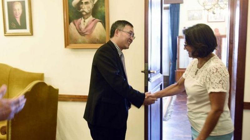 La Gobernadora recibió al Consejero Económico de China