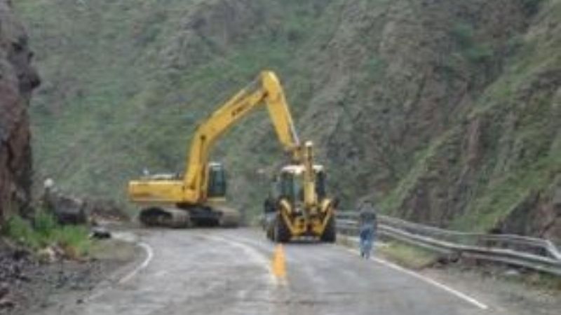 Ruta 40: Retiran material de derrumbes en la Quebrada de Belén