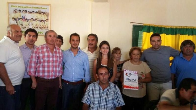 Fernández en la entrega de personería jurídica a bodegueros y viñateros de Siján