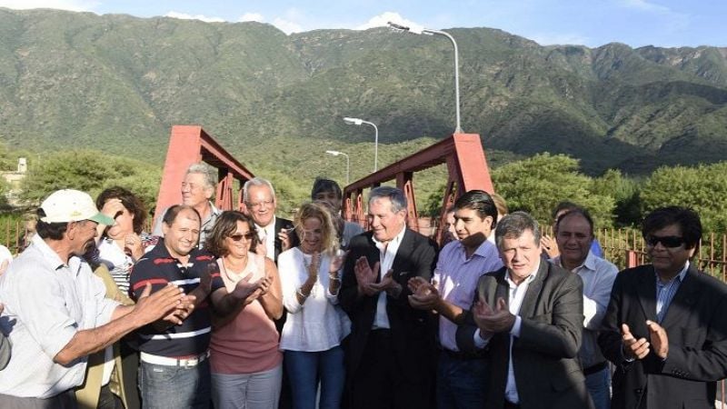 La Gobernadora inauguró el puente sobre el río Santa Cruz