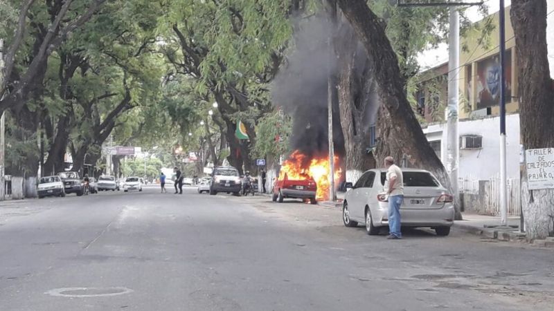 Se incendió un auto frente a Patio Palmeras