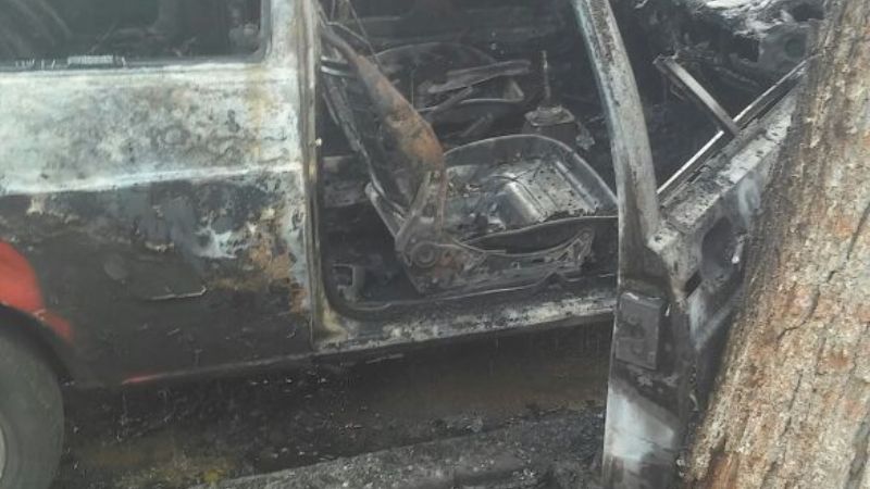 Se incendió un auto frente a Patio Palmeras