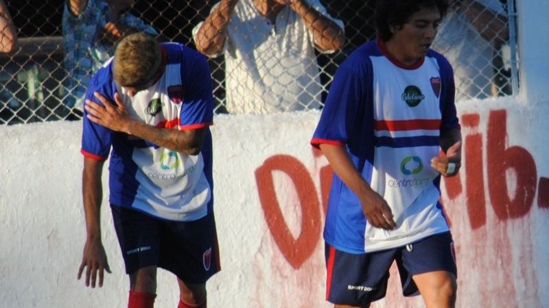 El “Rojito” se afianza arriba y “Tesho” se hunde abajo