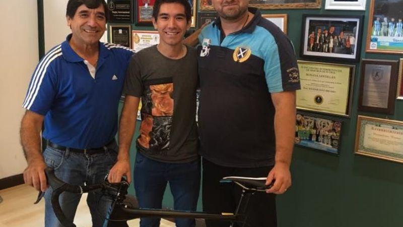 Nicolás Navarro con rodado nuevo entregado por Deportes