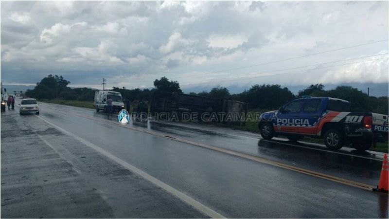 Volcó un camión recolector de residuos