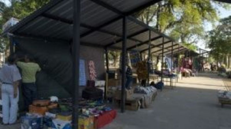 Protesta de puesteros frente al municipio