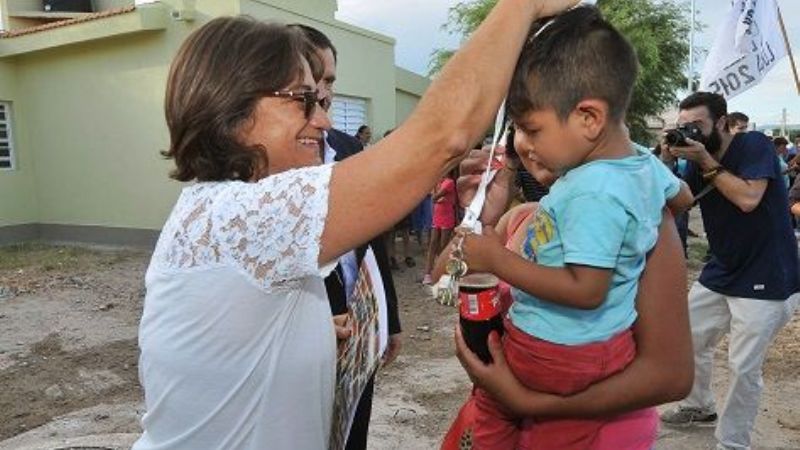 La Gobernadora entregó 12 viviendas en el sur capitalino