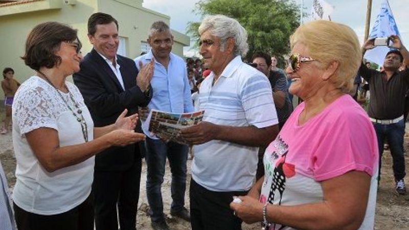 La Gobernadora entregó 12 viviendas en el sur capitalino