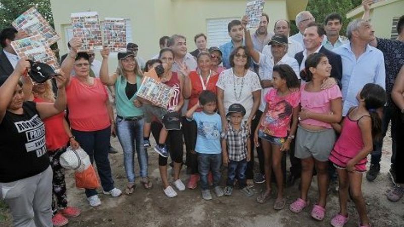 La Gobernadora entregó 12 viviendas en el sur capitalino