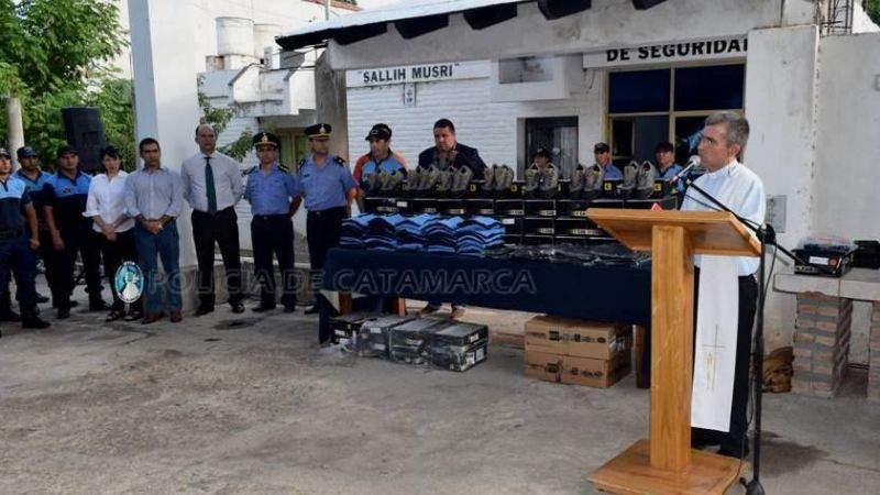 Entregaron indumentaria a efectivos de la Dirección de Seguridad Vial