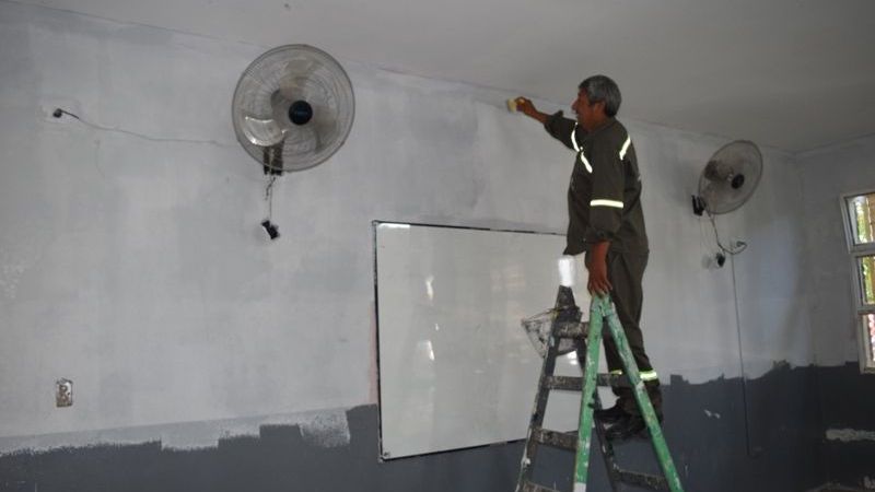 Trabajos de mantenimiento en escuelas municipales de la Capital