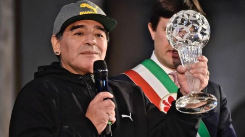 "Todos juntos volveremos" le dijo el “compañero” Maradona a Palazzo