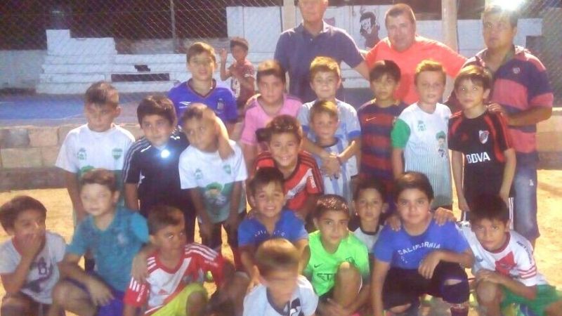 Fútbol Infantil: "Palito" Mamelli visitó a chicos de "Soy Indio"