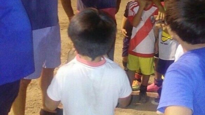 Fútbol Infantil: "Palito" Mamelli visitó a chicos de "Soy Indio"