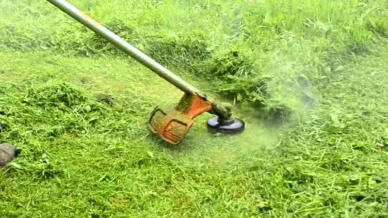 Joven cortaba el césped y sufrió una descarga eléctrica