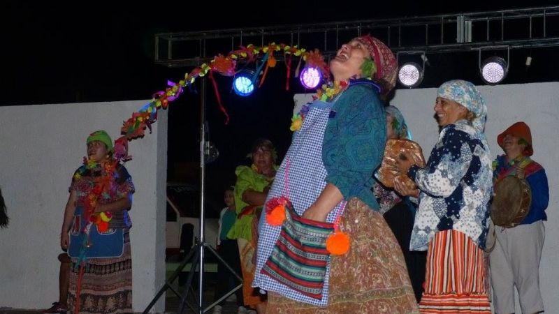 La comparsa de los barrios le puso color y coplas al carnaval