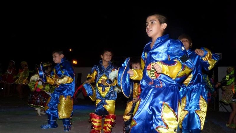 La comparsa de los barrios le puso color y coplas al carnaval