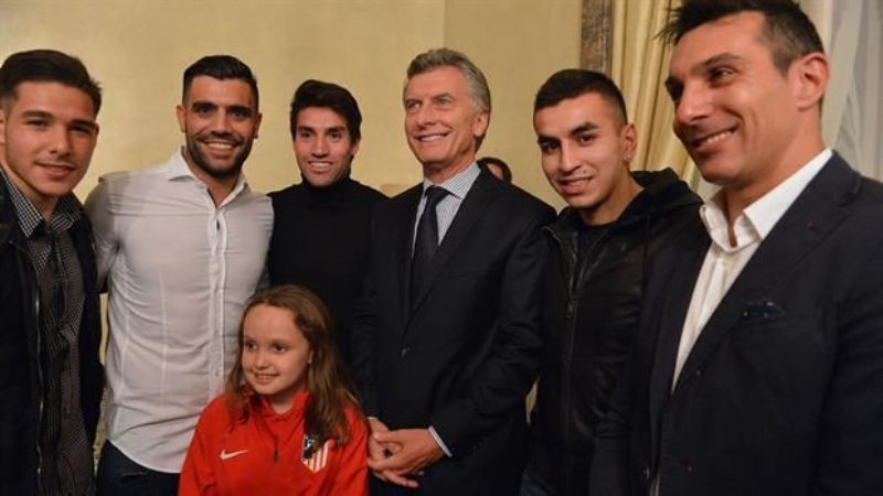 Macri se quedó sin la foto buscada en el agasajo a deportistas en Madrid