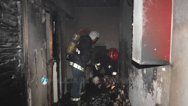 Pánico por un incendio en un edificio en Villa Cubas