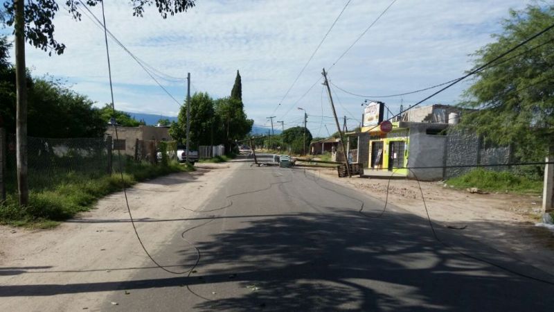 Impresionante, cayó un transformador al suelo