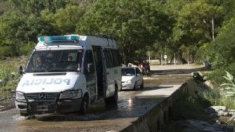 Rescatan a dos sexagenarios atrapados por la crecida en el Río El Tala