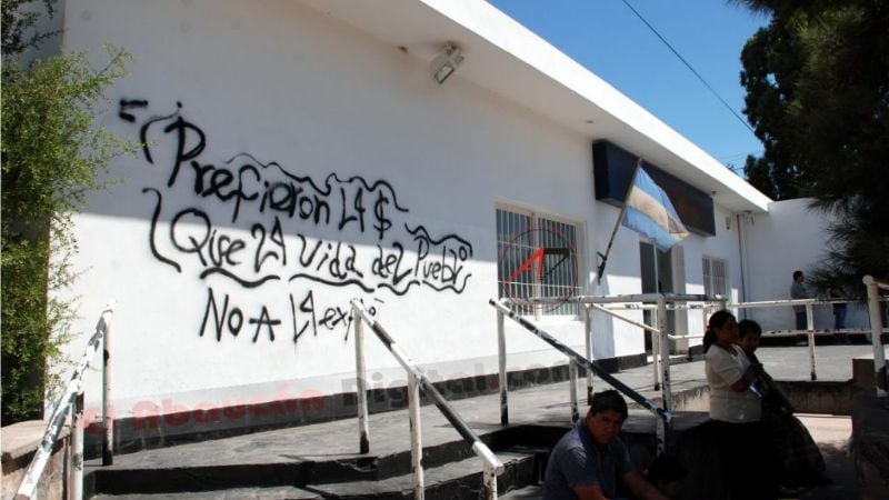 Dañan paredes de instituciones públicas con grafitis