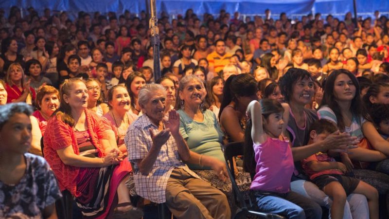 Chicos y adultos mayores disfrutaron de la magia del circo