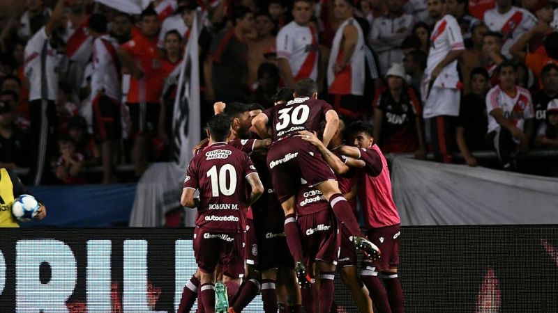 Lanús goleó 3-0 a River se quedó con la Supercopa Argentina