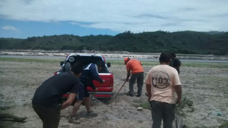 Camioneta quedó enterrada en la cola del dique Pirquitas