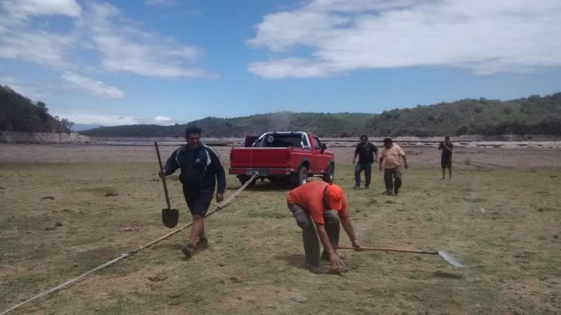 Camioneta quedó enterrada en la cola del dique Pirquitas