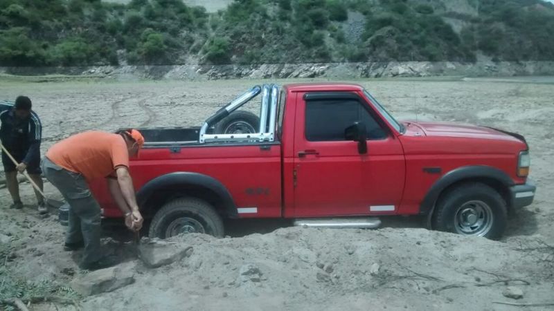 Camioneta quedó enterrada en la cola del dique Pirquitas