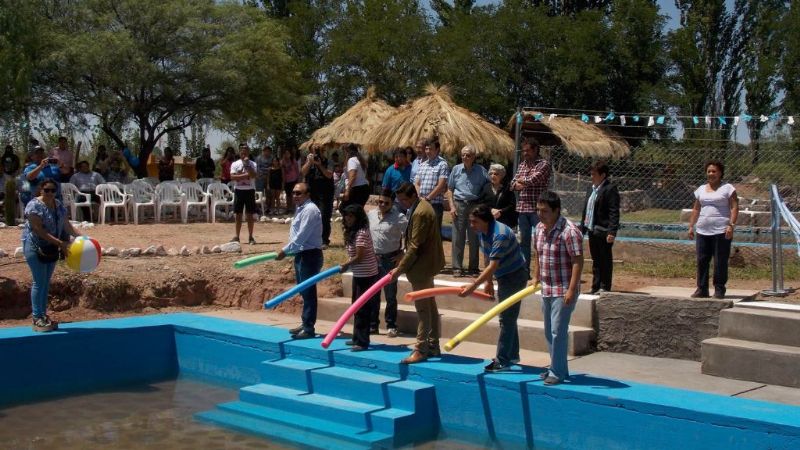 Quedó inaugurada la pileta del camping de Costa de Reyes