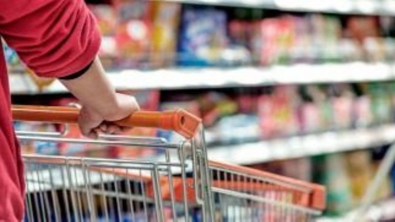 Tras una caída del consumo masivo de 4,7% en 2016, auguran una recuperación