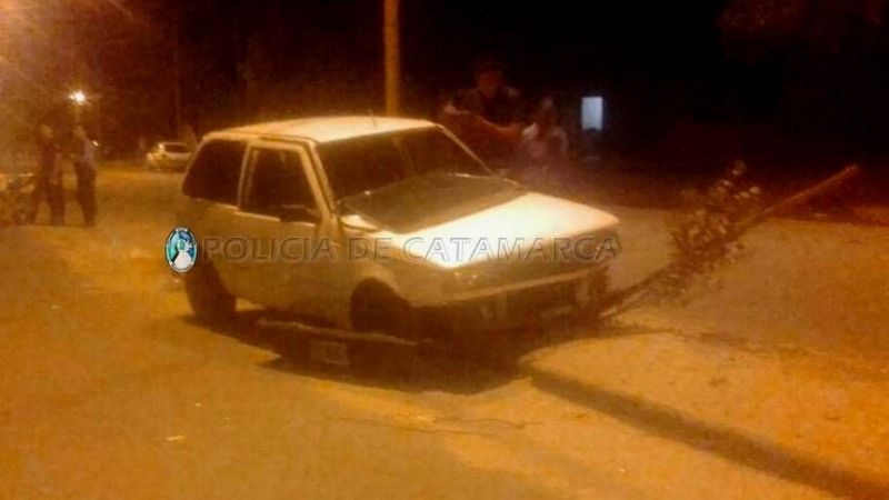Adolescente al volante chocó contra un cantero