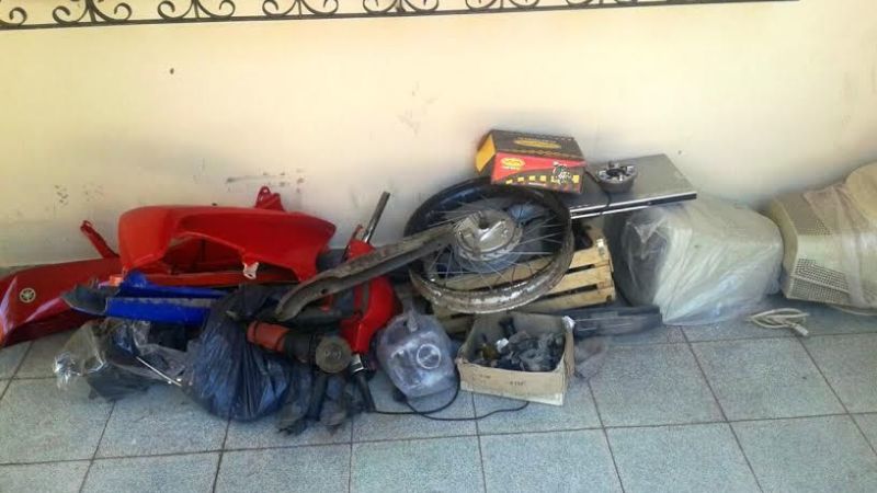 Secuestran moto y otros elementos en allanamiento en San Antonio