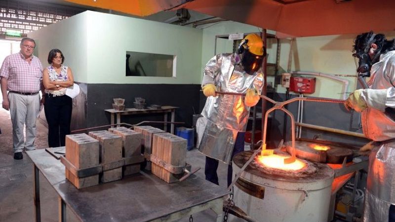 La Gobernadora visitó la planta de refinación de oro y plata de YMAD