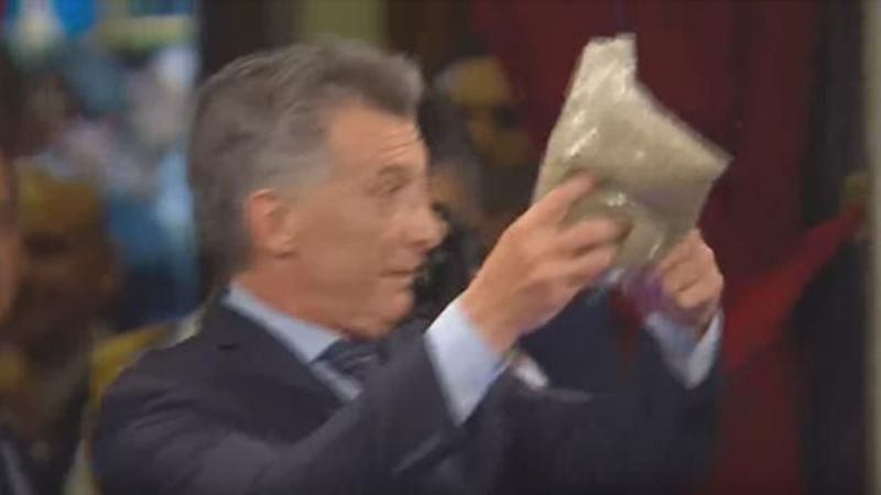 Un paquete de yerba; el incómodo regalo que recibió el Presidente