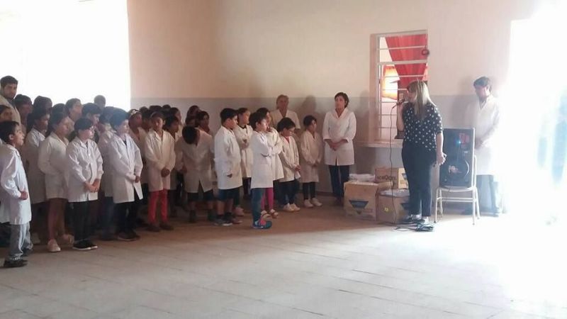 La senadora Polti entregó guardapolvos en escuelas de La Paz