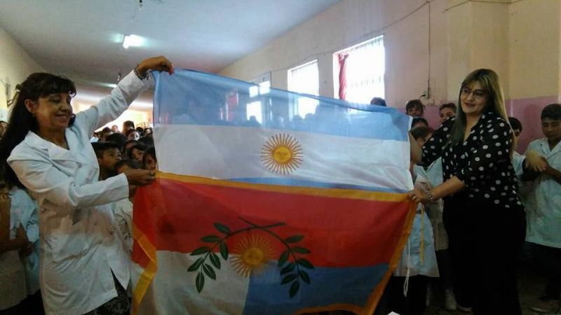 La senadora Polti entregó guardapolvos en escuelas de La Paz