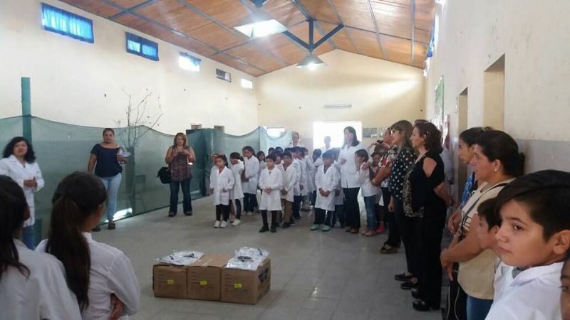 La senadora Polti entregó guardapolvos en escuelas de La Paz