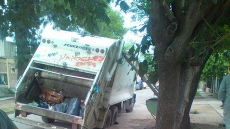 El asfalto se tragó un camión en Valle Viejo