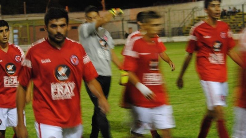 El “Rojito” venció 2-1 a “Tesho” y cerró invicto la fase clasificatoria