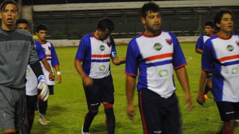 El “Rojito” venció 2-1 a “Tesho” y cerró invicto la fase clasificatoria