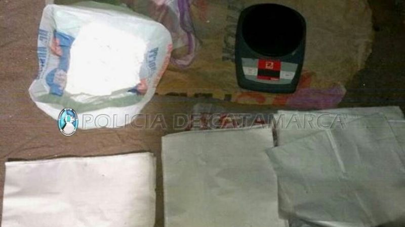 Escapó en una persecución y arrojó una mochila con cocaína