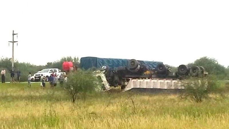 Camión volcó en ruta 157