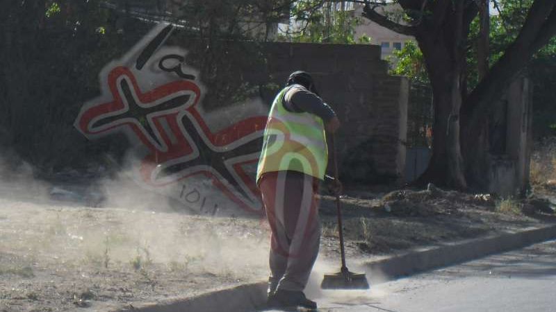 Un barrendero fue atropellado y abandonado