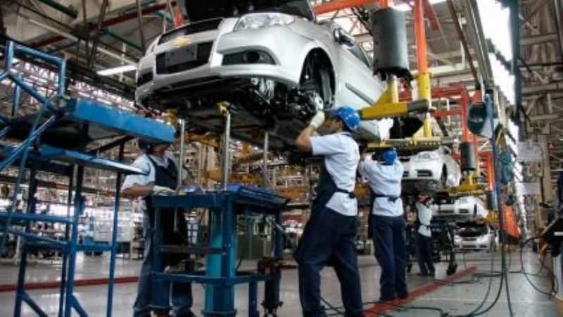 El Gobierno prepara un acuerdo con el sector automotriz