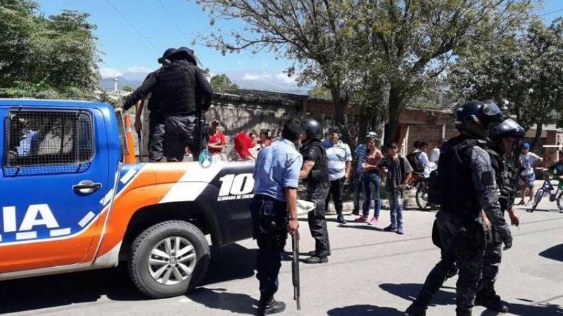 Arrebatadores huyeron por los techos pero fueron detenidos