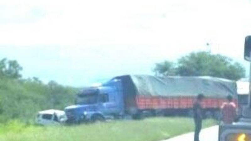 El chofer el camión aseguró que "el auto venía como a la deriva"